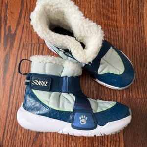 Nike GIRLS Kids Blue and White Winter Boots size 13 C